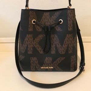 Michael Kors- Suri large graphic logo bucket bag